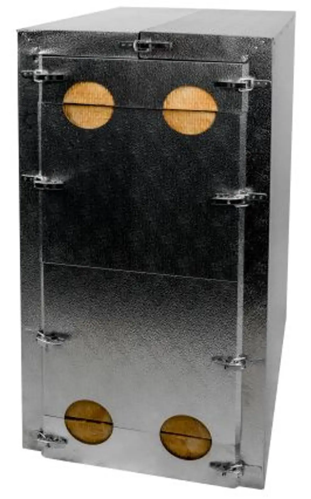 Wärmetauscher mit zwei runden Sichtfenstern, mittig und horizontal angeordnet, in einem metallischen Gehäuse, gefertigt von Wolf. Verwendet zur Wärmeübertragung in Heizsystemen.